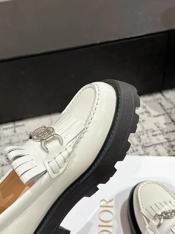 👟👟Ex-factory price 700👟👟 Dior 25/early spring new coin tassel thick-soled loafers made of black calf leather with white leather tassels to show a contrasting layering. The tassels are embellished with silver lucky star metal medals. They are very exquisite, comfortable and good-looking💯 and easy to match. Can be worn in spring, summer, autumn and winter! ✔️Upper: original imported open-edge beaded cowhide ✔️Inner lining: water-dyed cowhide ✔️Sole: original rubber foam outsole ✔️Size: 35-41 (40.41 customized, non-refundable)